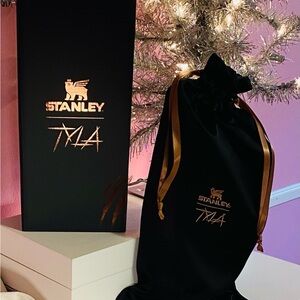 Stanley Tyla Tyger Quencher 40 oz. Authentic. Brand new. Out of box for photo.